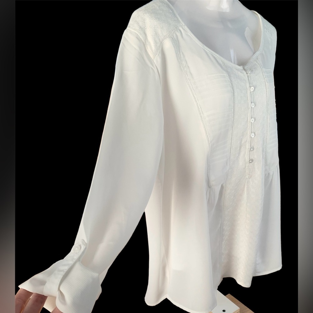 NWT, SILVER JEANS CO, Ivory Colored Top, Large.